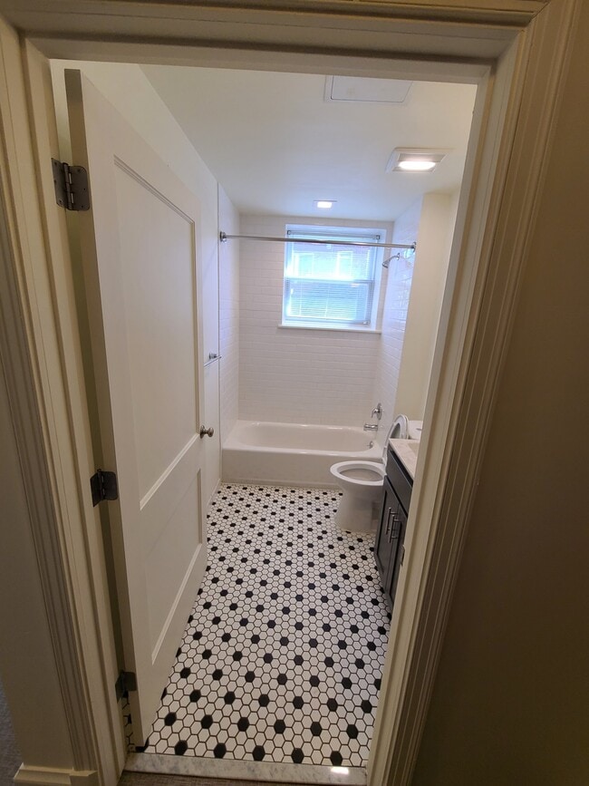 Photo - 5040-5040 New Hampshire Ave NW Unidad 4