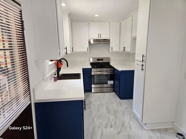 Building Photo - 1570 N Verdugo Rd