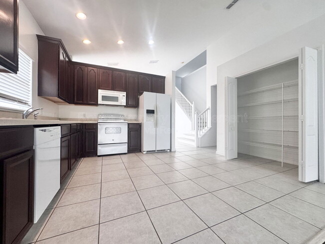 Photo - 661 Hacienda Cir