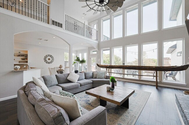 Building Photo - 4710 Scenic Dr Unit ID1330821P