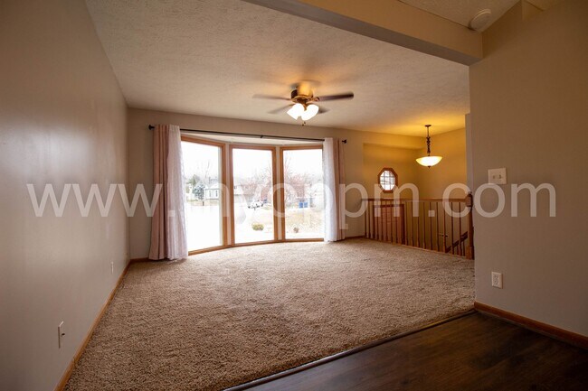 Photo - Must See! Well maintained 3 Bedrooms 2.5 B...