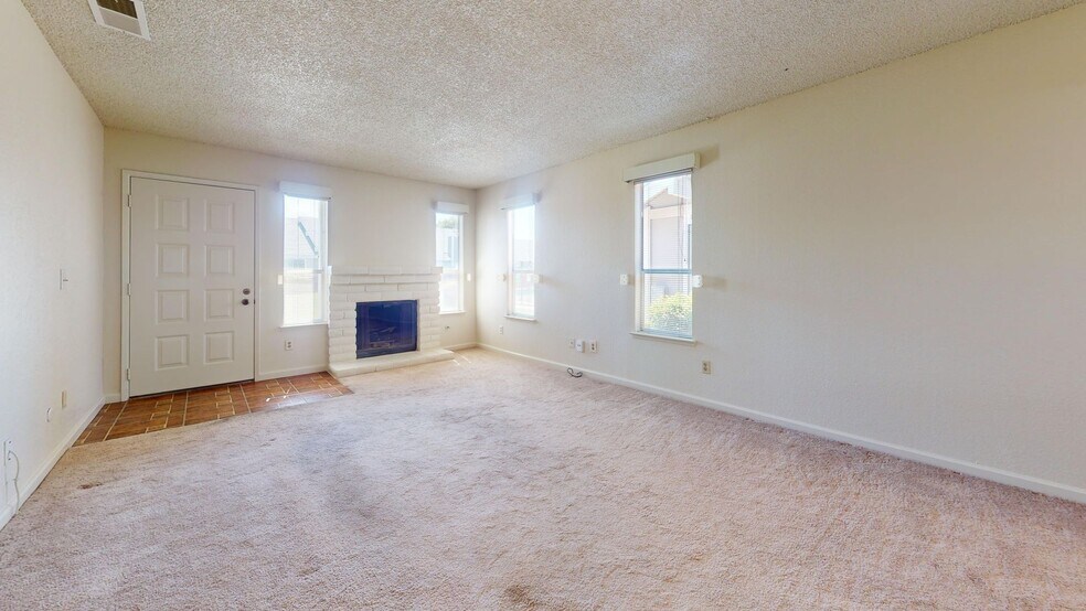 1027 W Dakota Ave