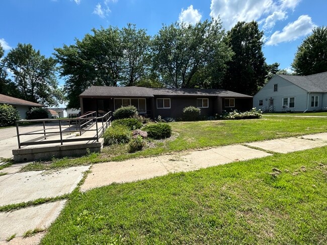 Photo - 318 1st St SW