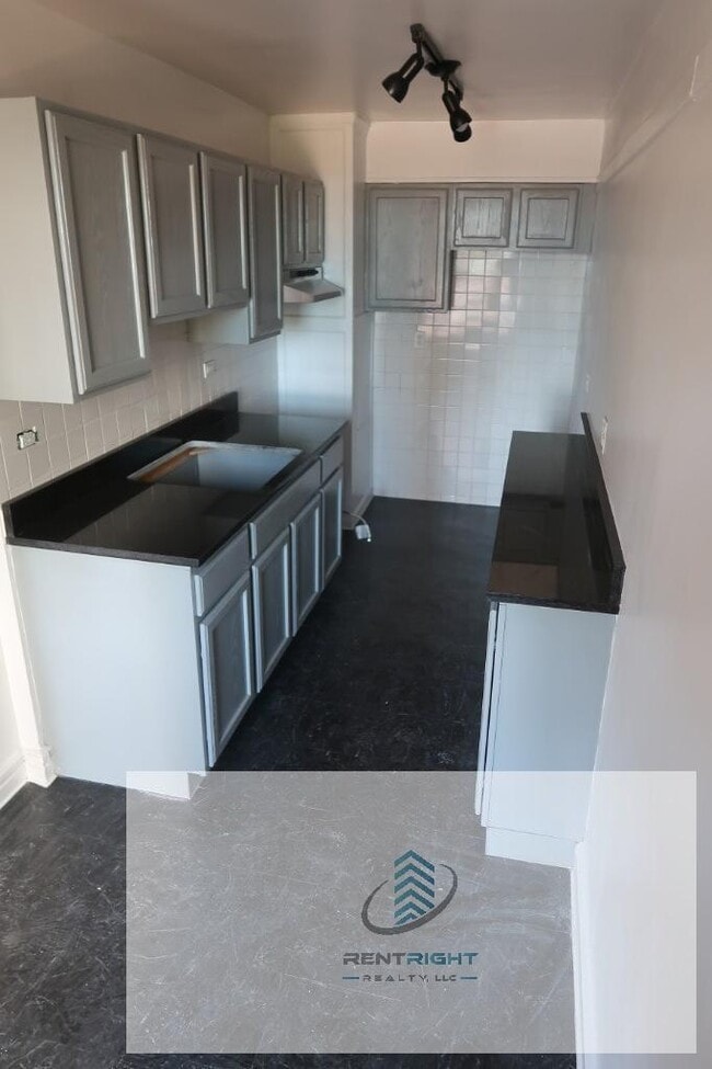 Photo - 426 W Briar Pl Unit B1