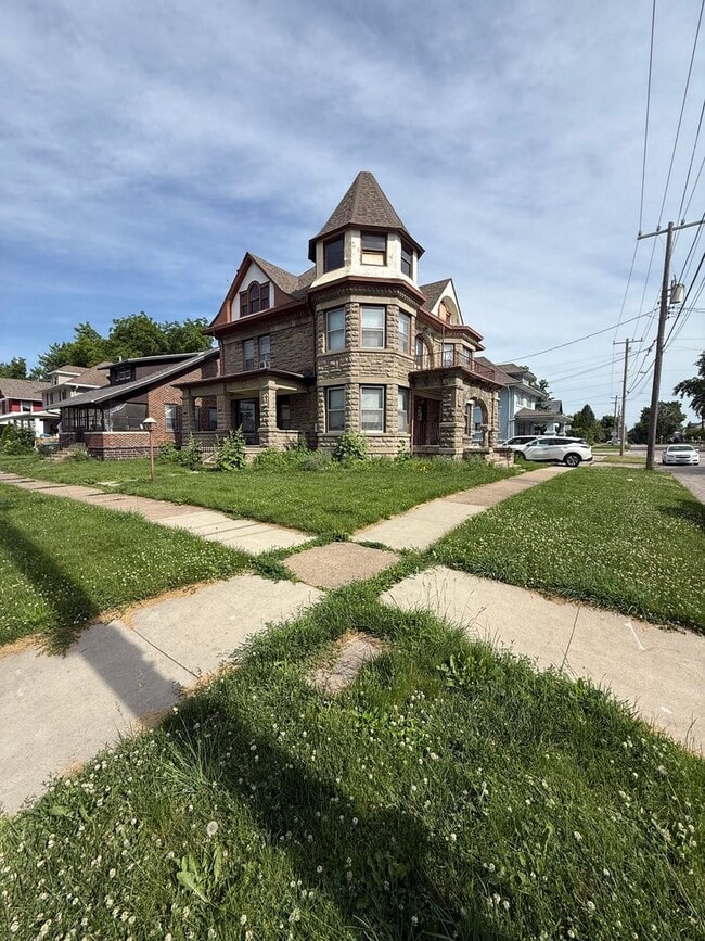Building Photo - 502 N 16th Street Unit 502.5