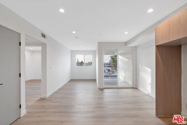 10918 Camarillo St Unit 502
