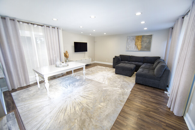 Living Room Dining Room Combo - 1228 W Baldwin Ct Townhome