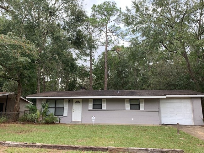Building Photo - 4 bed/ 2.5 bath home, Walk to the stadium!...