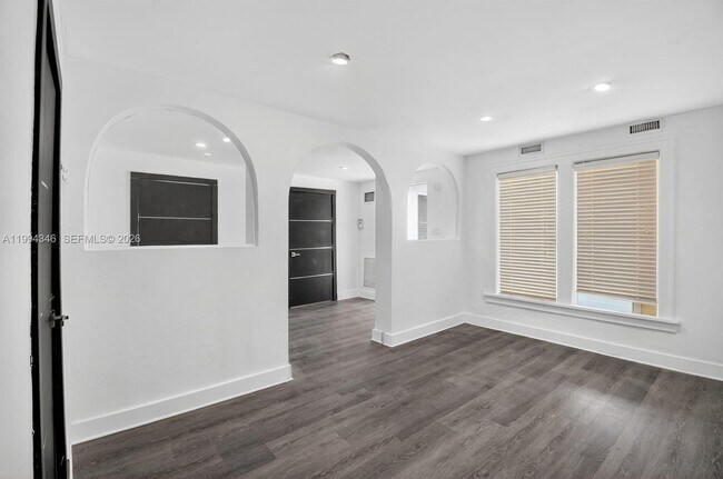 Photo - 220 SW 16th St Unidad Front