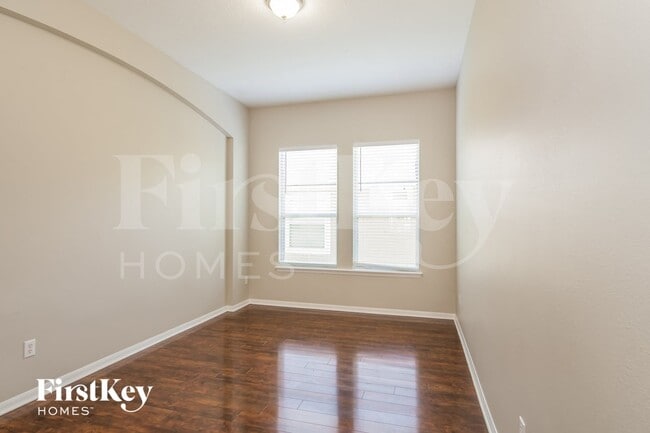 Photo - 581 Longmill Ln