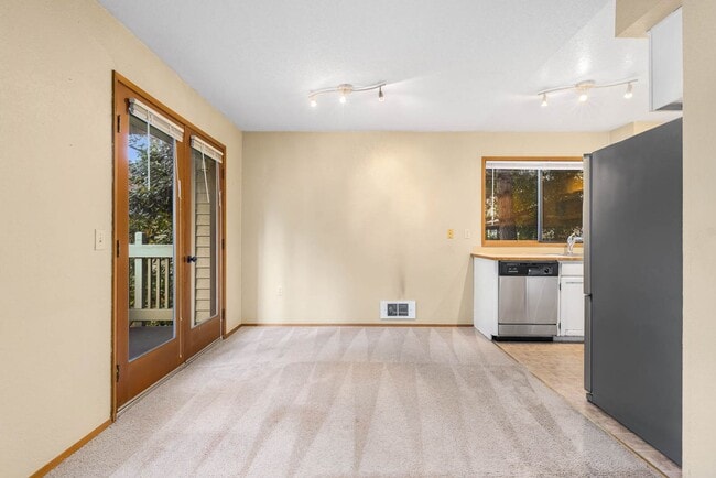 Photo - 2 Bedroom 2 Bathroom Condo Near Downtown Kirkland Unit UM-SHI320_03