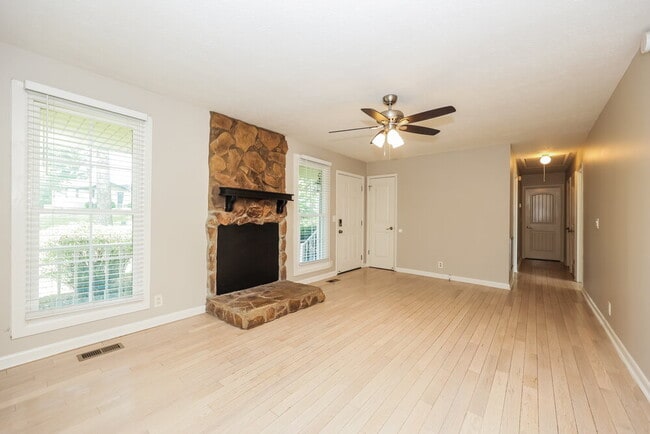 Photo - 702 Valley Green Dr