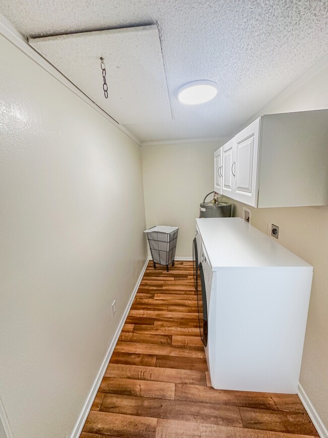 Diseñado cuidadosamente con almacenamiento adicional, espacio habitable flexible y conexiones para lavadora/secadora para adaptarse a su estilo de vida. - Summer Glen Apartments