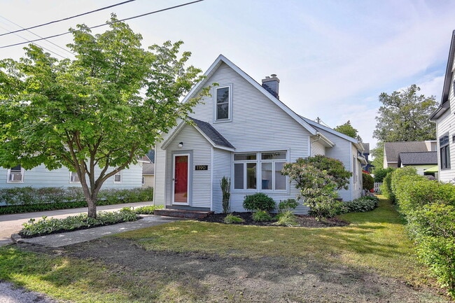 Photo - 1190 Lakeview