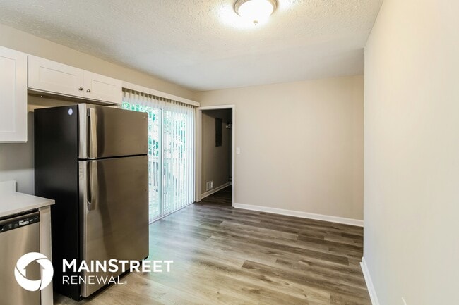 Photo - 635 Lakeridge Cir SE