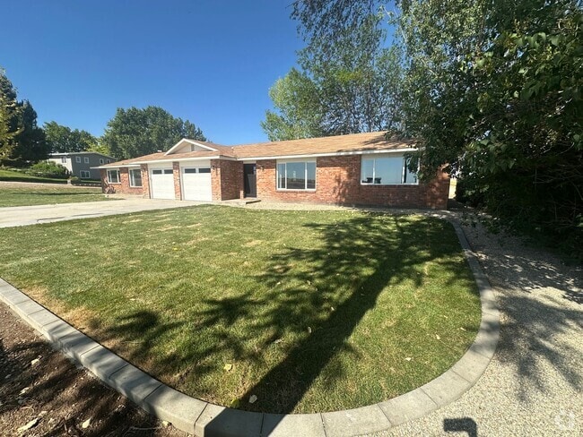 Building Photo - 2 bed, 1 Bath, 1 Car Garage, - Modern Insi... Rental