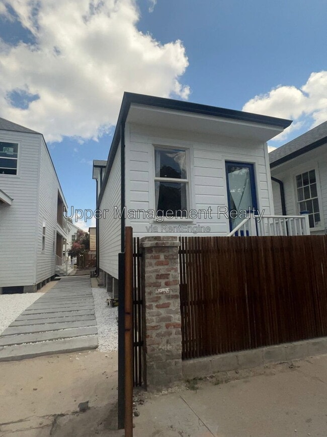 Building Photo - 819 Adams St