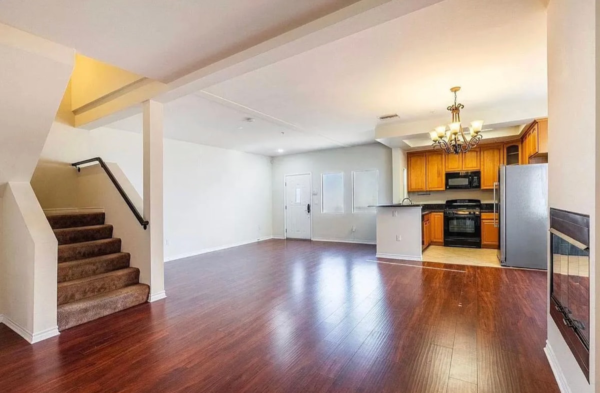 Photo - 11630 Hamlin St