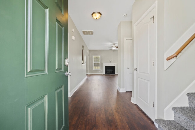 Photo - 121 Feathers Ln