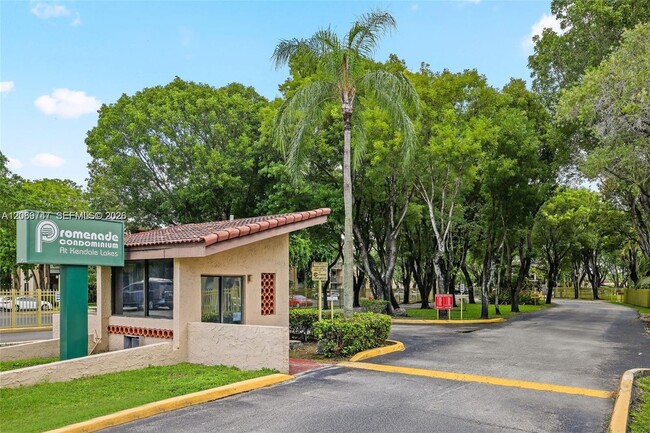 Building Photo - 14401 N Kendall Dr Unit 301N