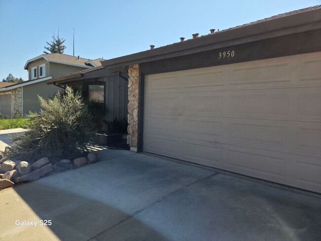 Building Photo - Three Bedroom Two Bathroom Home in Antelope