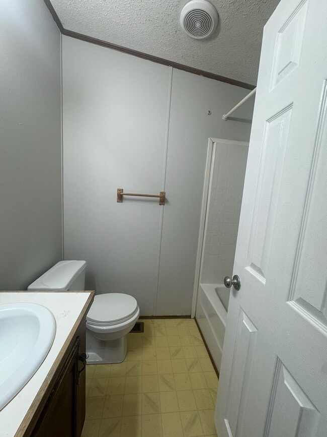 Photo - 142 Oak St