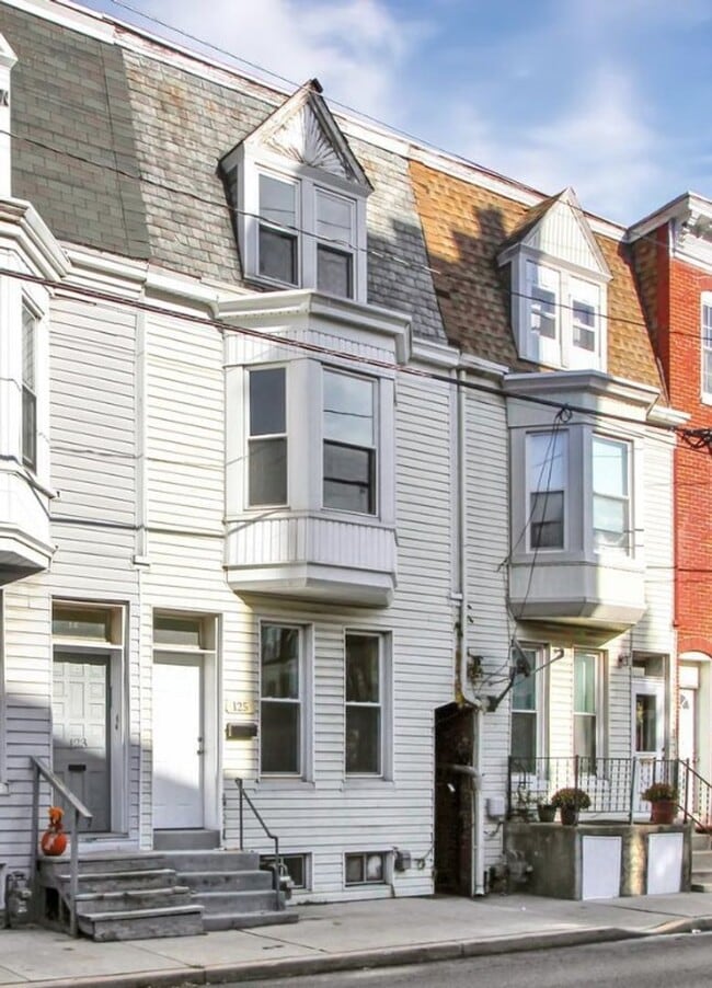 Building Photo - Bright 5 Bedroom, 1.5 Bath Home!