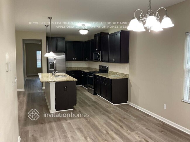 Photo - 657 Armitage Way