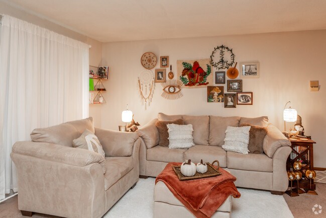 1BR, 1BA - 720 SF - Living Room