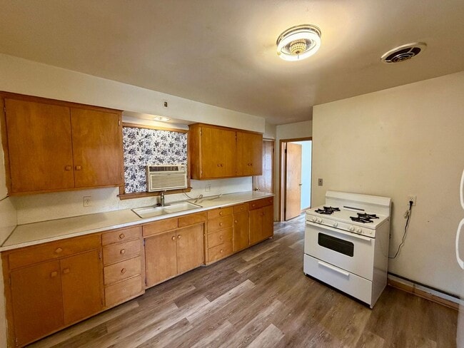Building Photo - 1120 S 12th Ave Ct Unit Upper