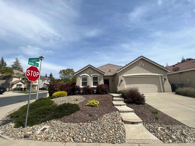 Building Photo - Three Bedroom Two Bath Stanford Ranch Home