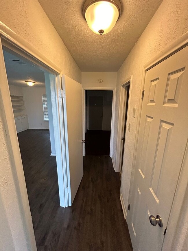 Building Photo - Fabulously maintained 1 bedroom with beautiful surrounding
