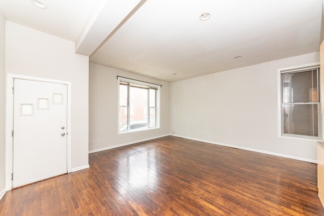 Photo - 2207 W Race Ave Unidad 1