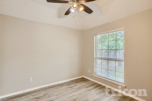 Photo - 2075 Crestlake Dr