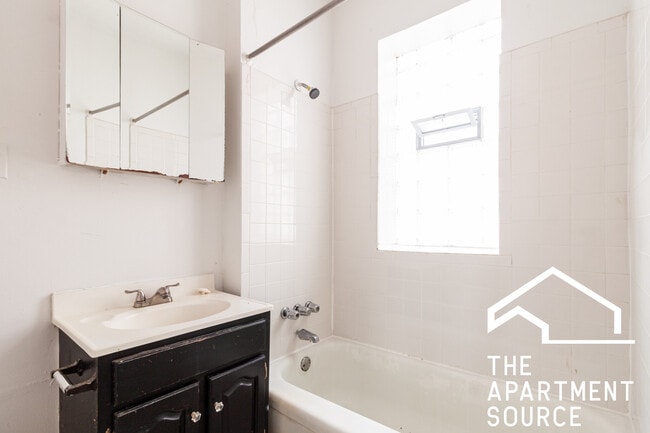 Photo - 634 W Barry Ave Unit 2N