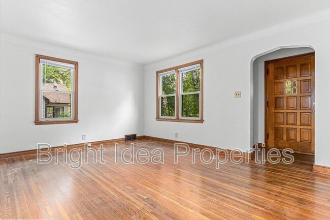 Photo - 83 Winona St E