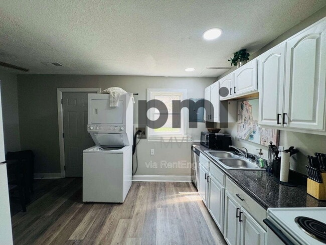 Building Photo - 4617 Langley Ave Rental
