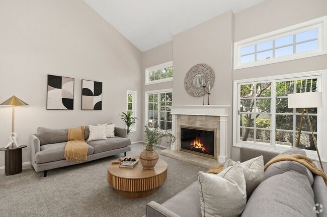 Building Photo - Spacious Huntington Beach Townhome