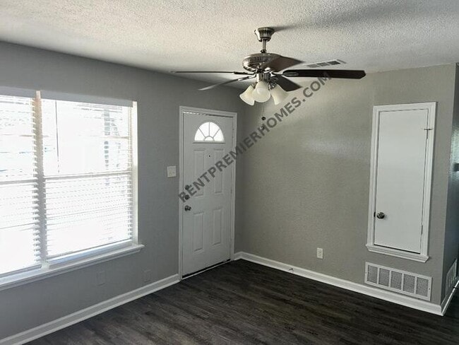 Photo - 1833 Grove Cir