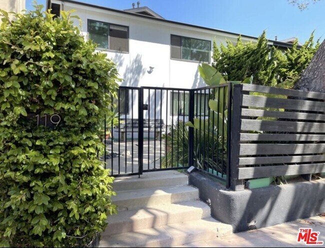 119 Paloma Ave Unidad D