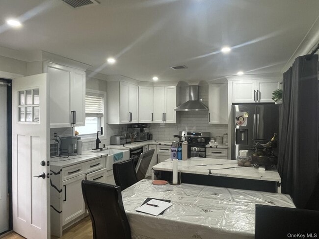 Photo - 83 Woodbine Dr S