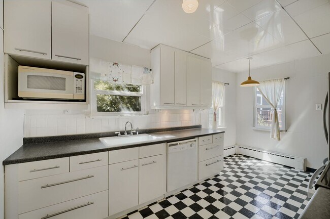 Photo - Charming 1bed/2bath Home with Lowel Level Bonus Room in West Seattle!