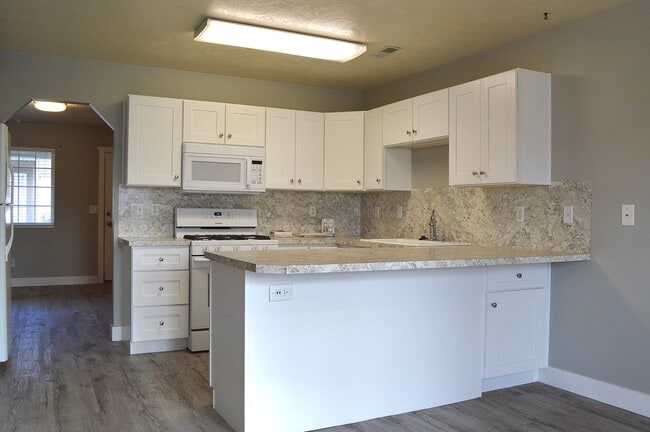 Building Photo - 1527 Talon Dr