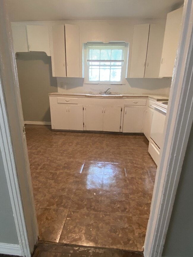 Building Photo - 2 bedroom One Bath Home For Rent