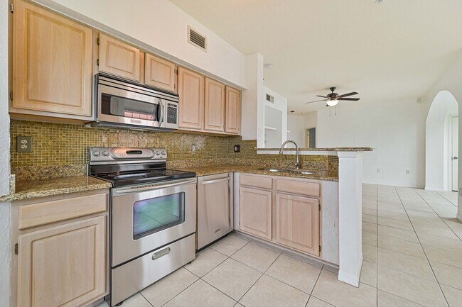 Photo - **ESTERO PRIME LOCATION ~ Top Floor 2/2 Co... Unidad 303