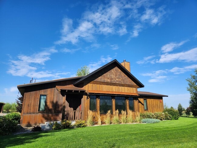 Photo - Stunner on Springhill