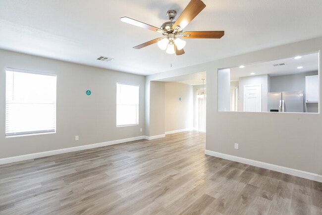 Photo - 11738 Magliana St