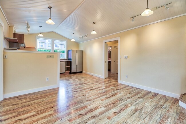 Photo - 719 Division St NW