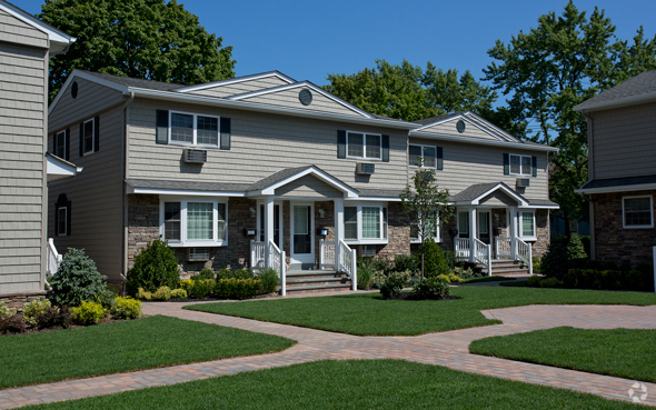 Building Photo - Fairfield Townhouses At Babylon Village