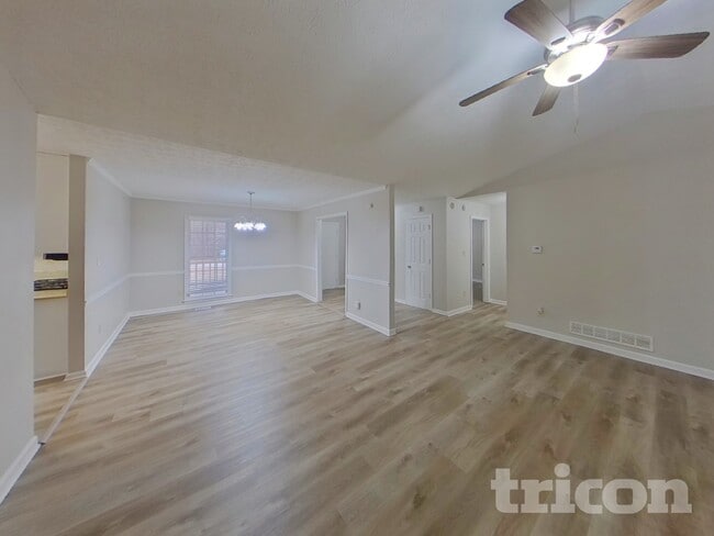 Photo - 555 N Oakland Cir